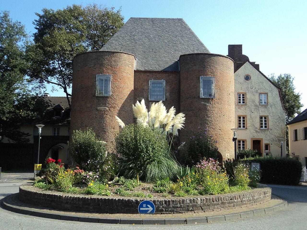 Aachener Tor, Feldseite mit vorgelagertem Platz