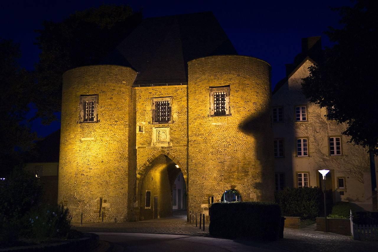 Aachener Tor, Feldseite bei Abendbeleuchtung