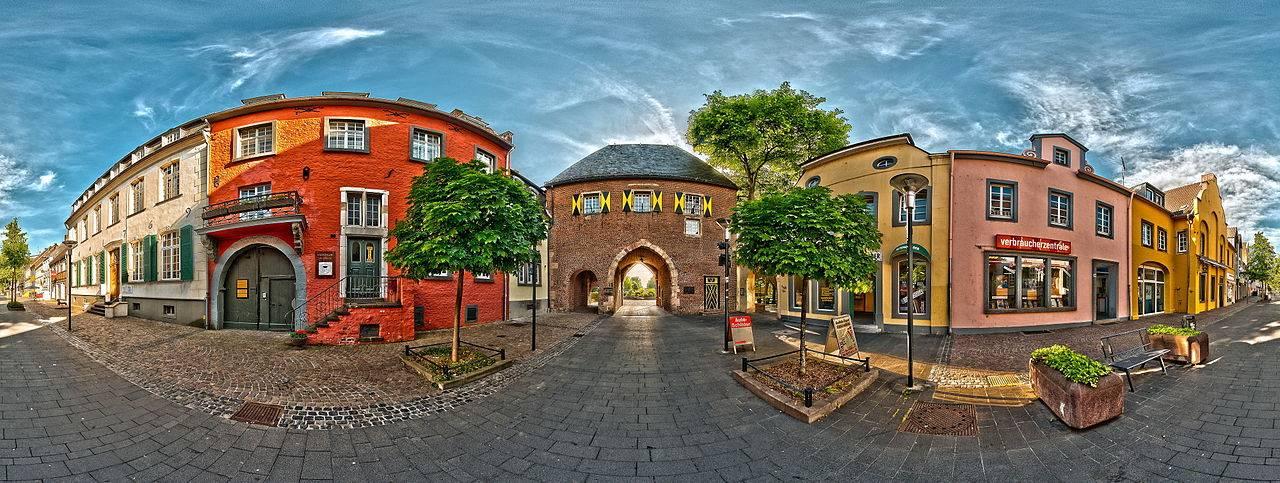 Panoramaaufnahme des Aachener Tores mit umgebender Bebauung, Stadtseitig