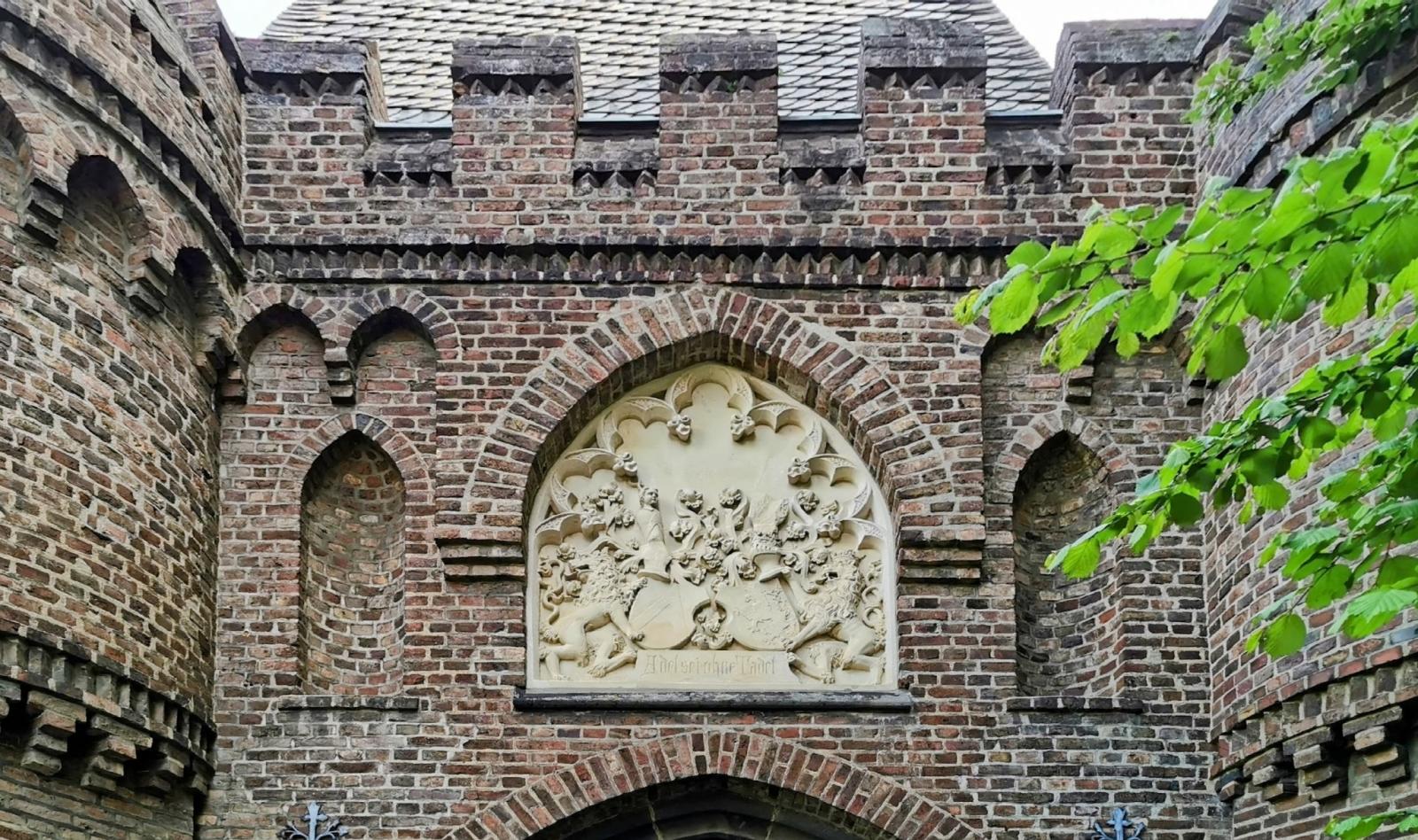 Wappen am südlichen Haupttor, außen