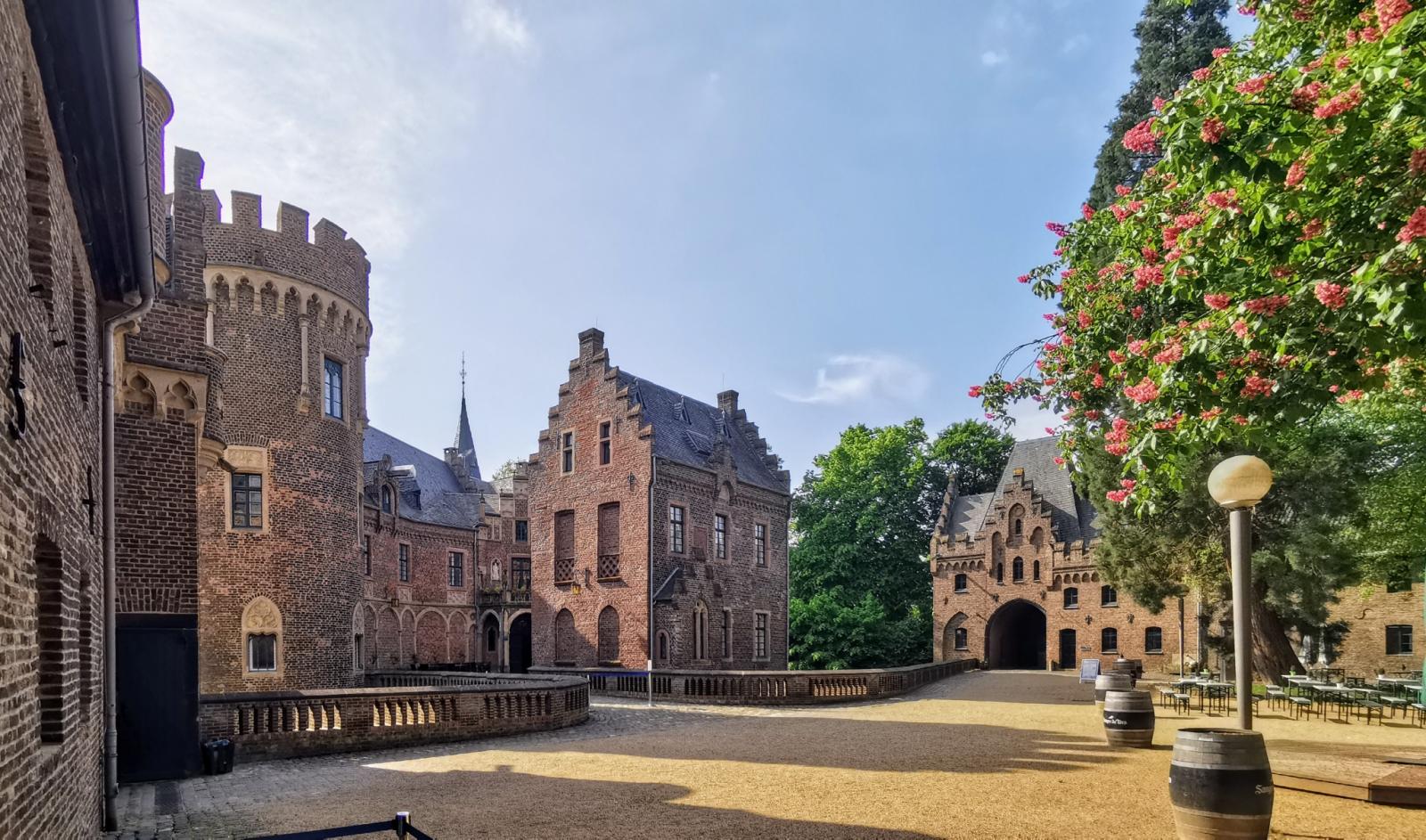 Burghof der Vorburg mit Zugang zum Herrenhaus