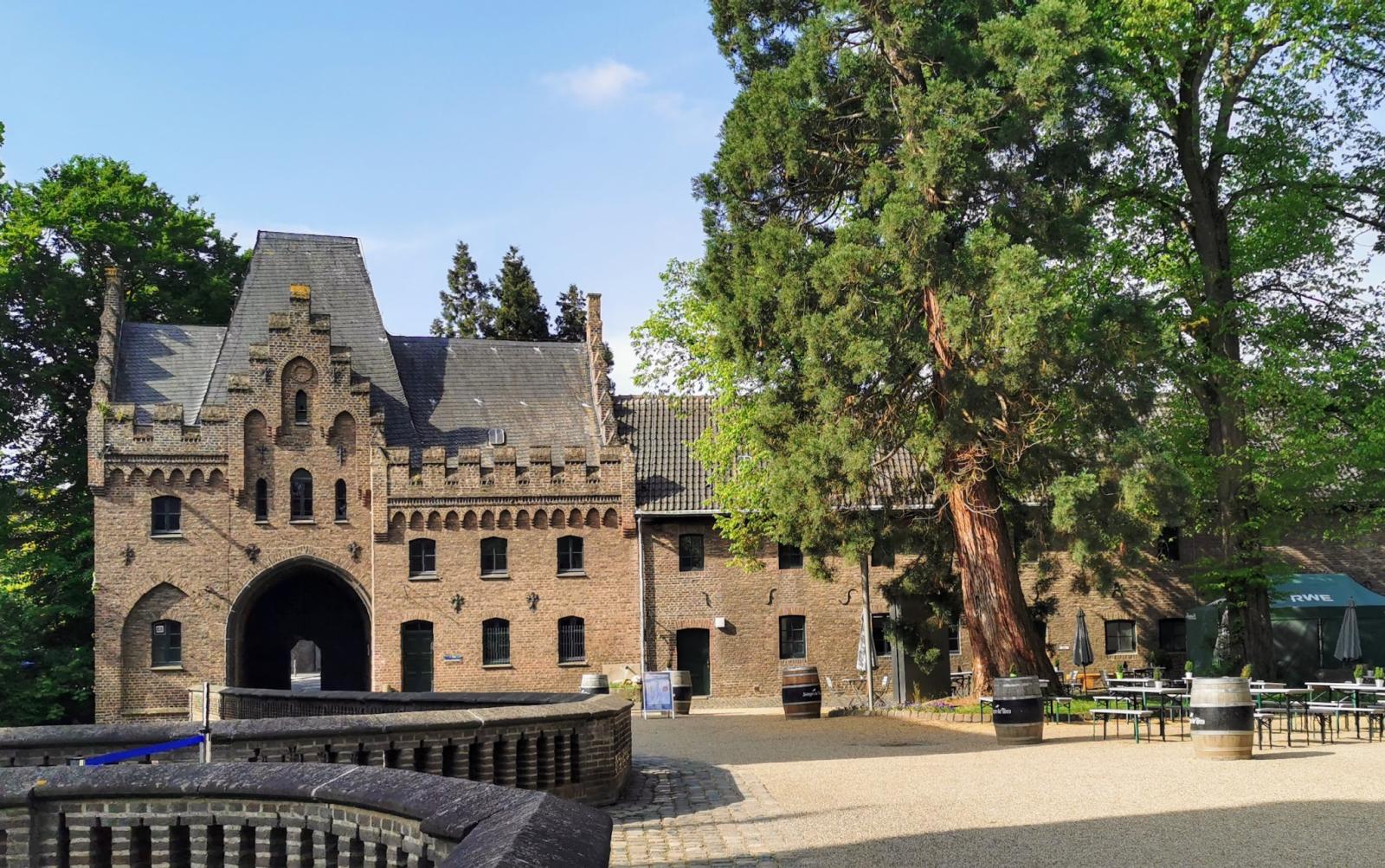 Südliches Tor der Vorburg vom Burghof aus