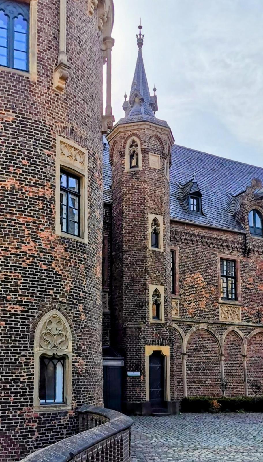 Blick vom Burghof zum Herrenhaus