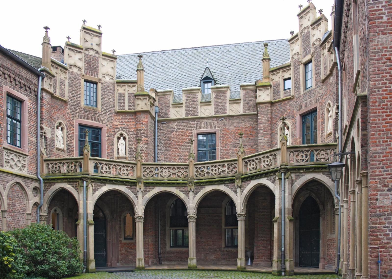 Schloss Paffendorf, Innenhof