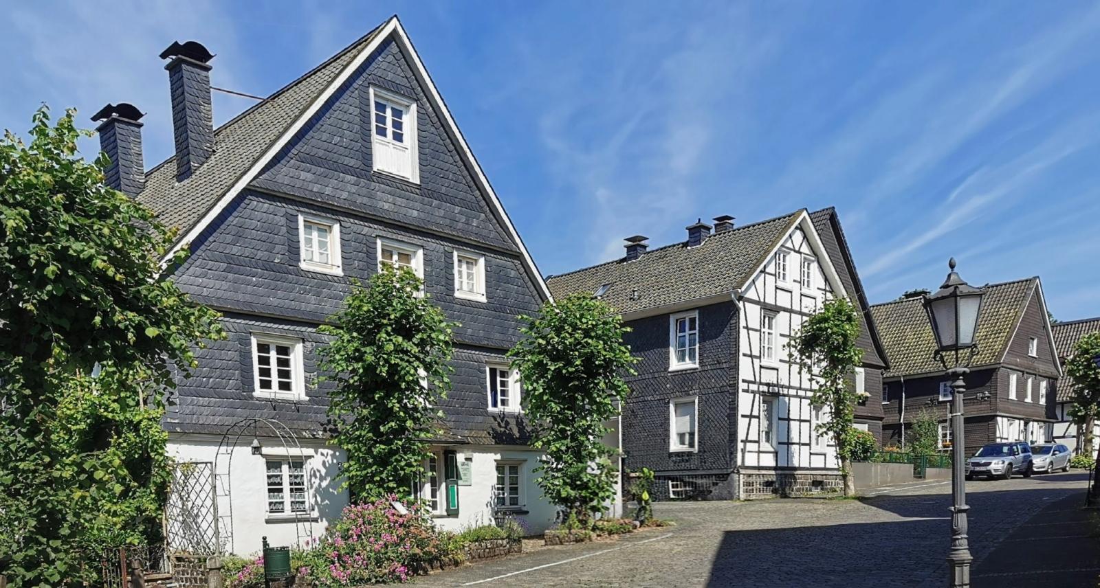 Hauptstraße mit Haus Clarenbach (ehem. Bürgermeisterei)