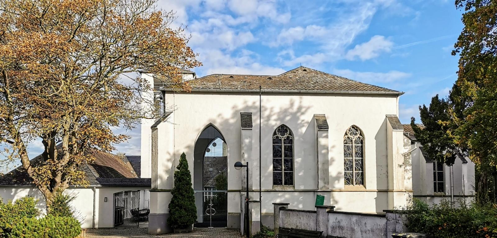 Südansicht mit Eingang zum Innenhof