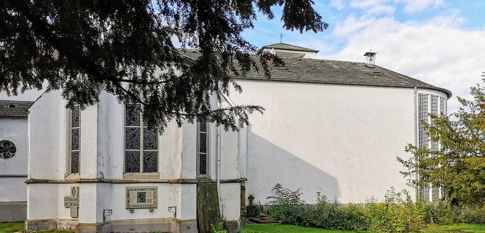 Integrierter Chor der Vorgängerkirche im Osten