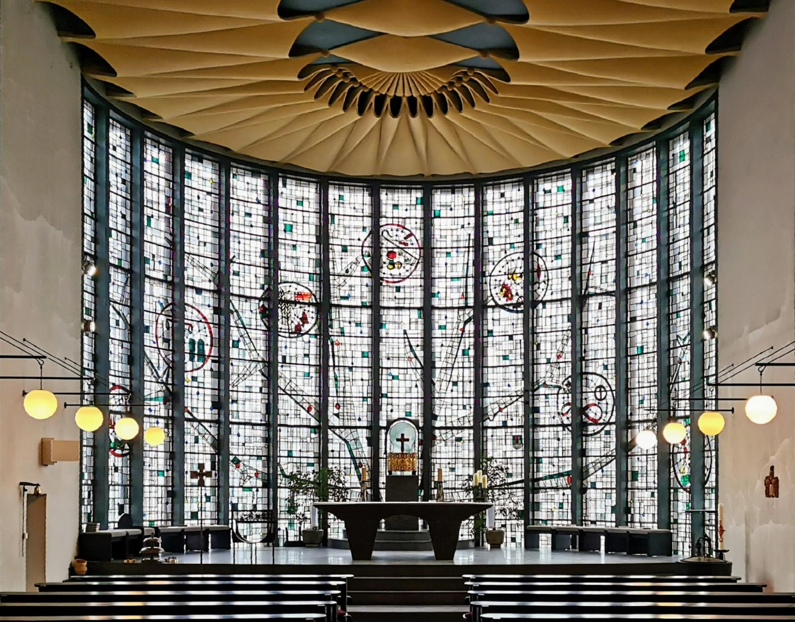 Verglaster Chor mit Altar