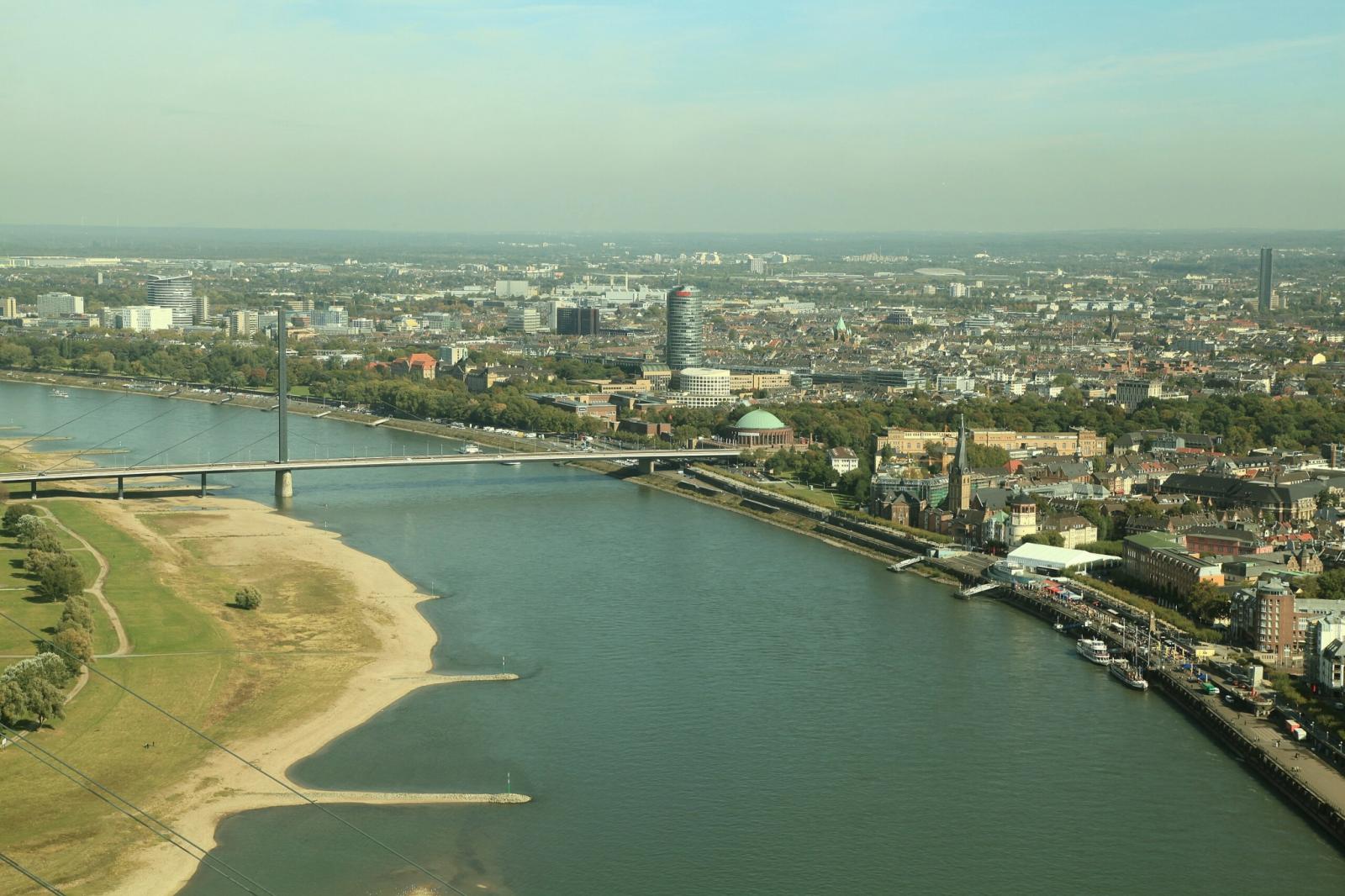 Oberkasseler Brücke, Blick von oben