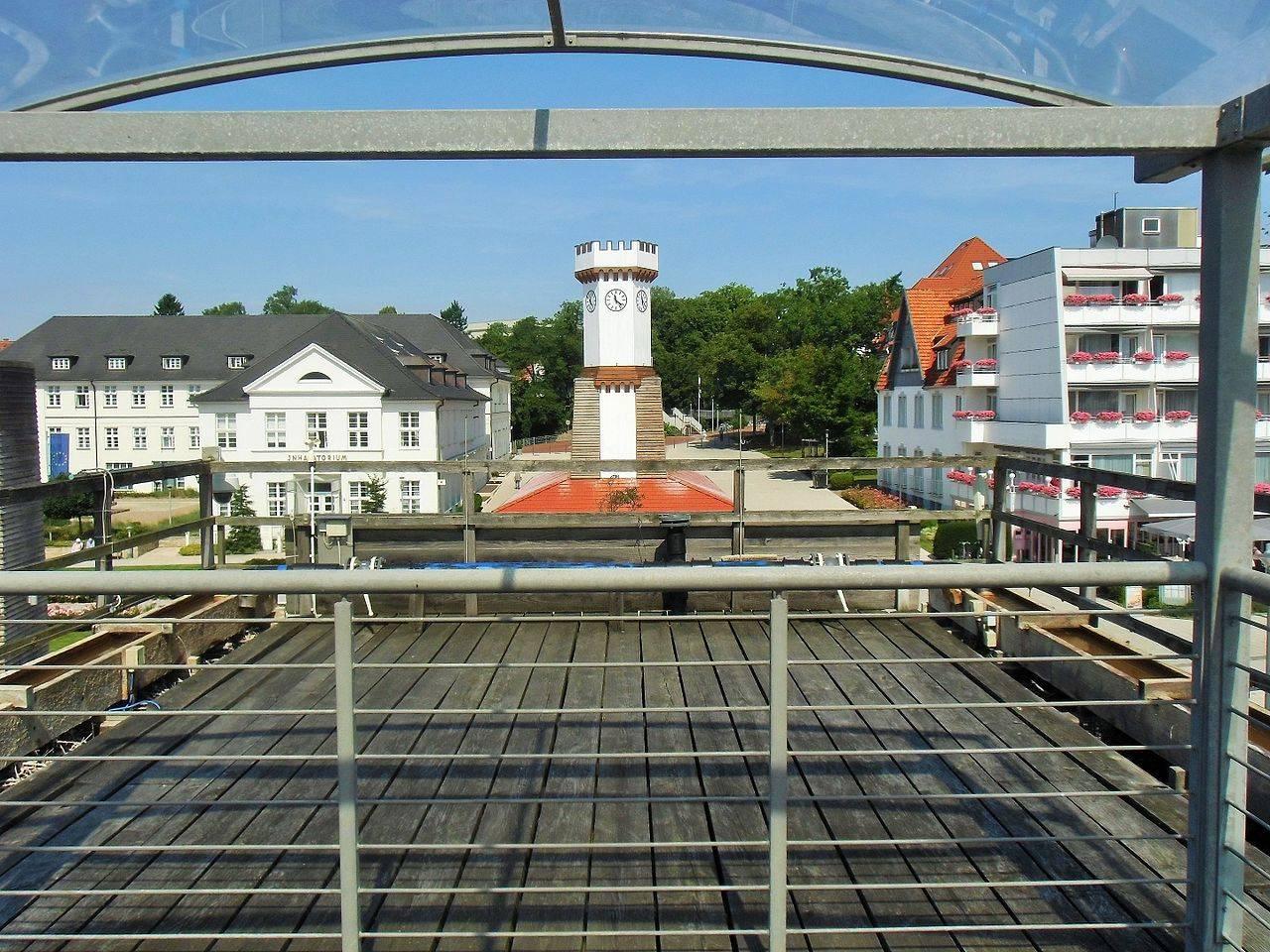 Blick von der Aussichtsplattform des ErlebnisGradierwerkes auf das Gradierwerk II