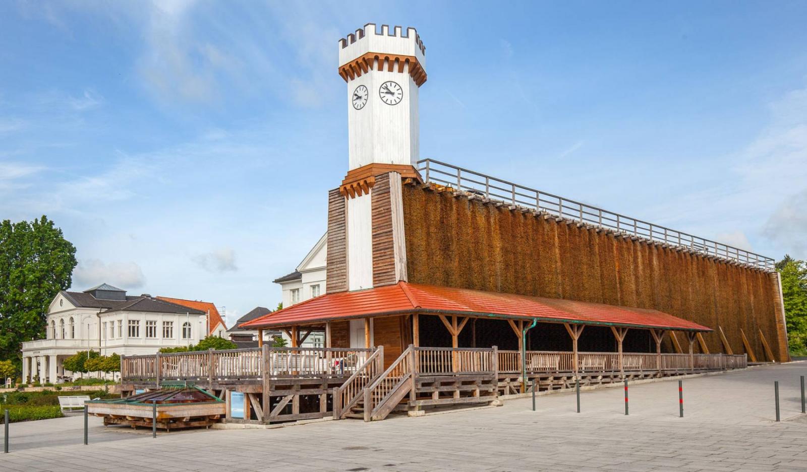 Wiederaufgebautes Gradierwerk II mit Uhrenturm von 1930
