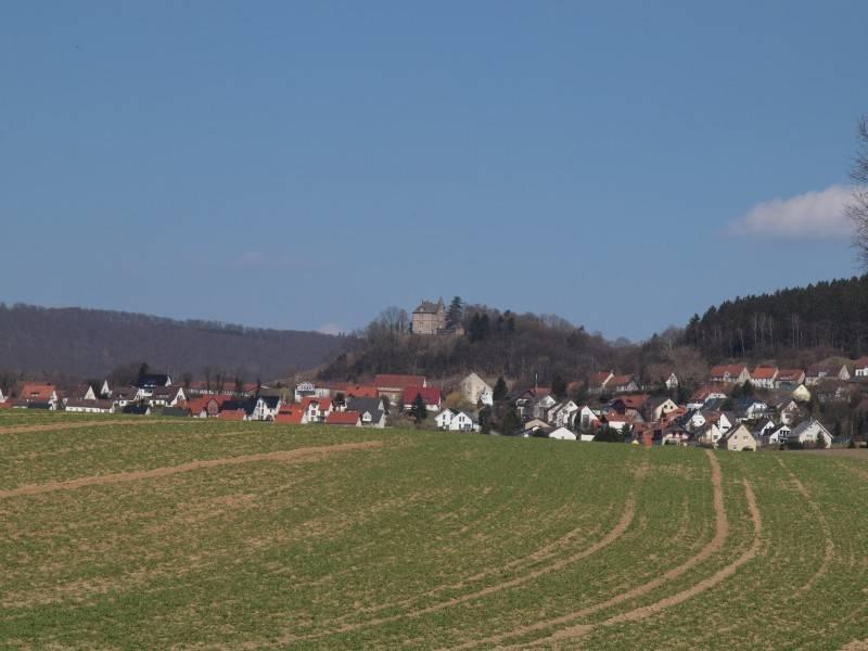 Blick über Schieder-Schwalenberg auf Burg Schwalenberg