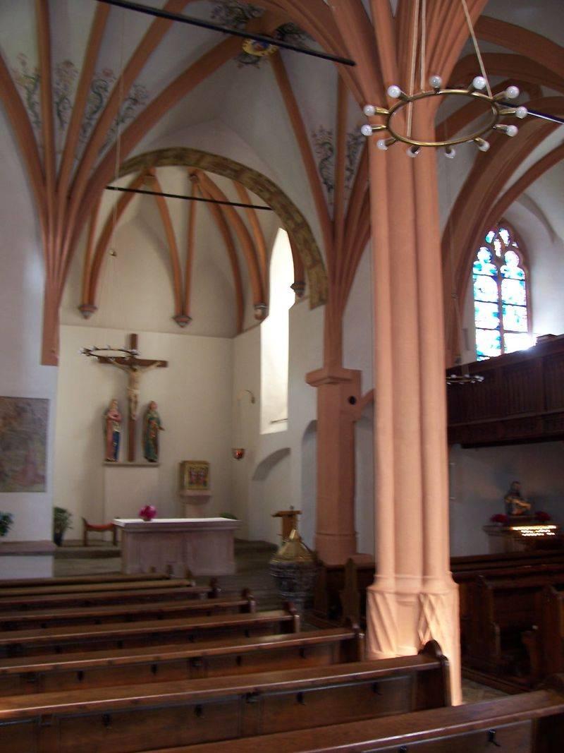Innenansicht St. Johann Baptist mit Blick zum Chor