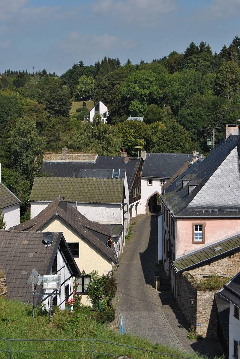 Blick von oben auf einen Straßenzug