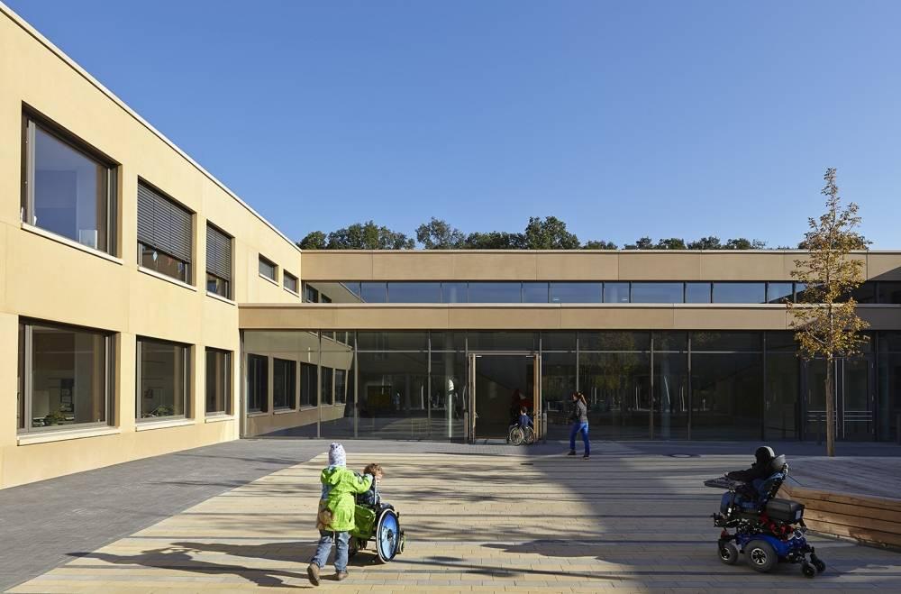 Erich Kästner-Schule, Vorplatz