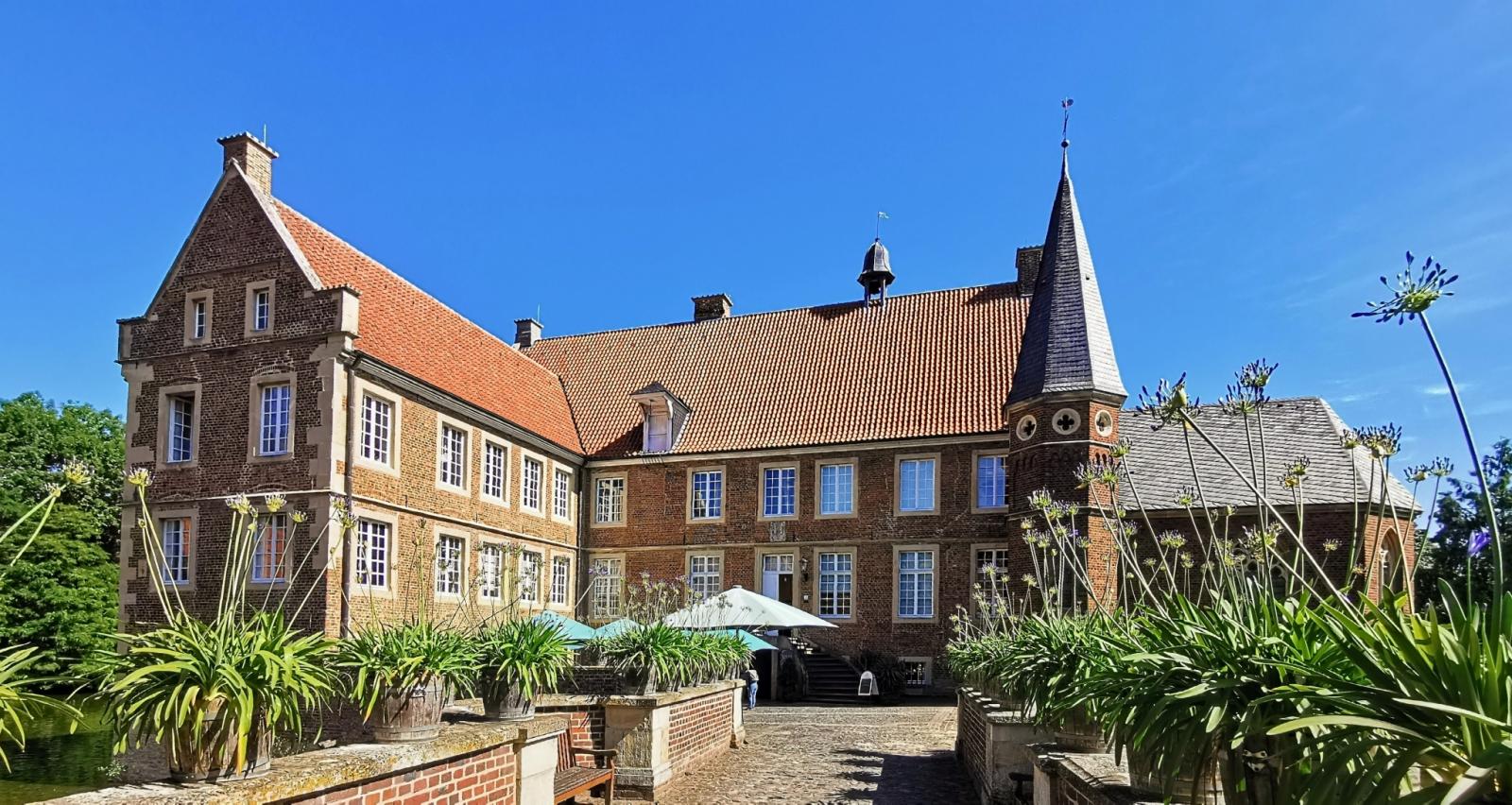 Burg Hülshoff, Herrenhaus mit Kapelle von Süden