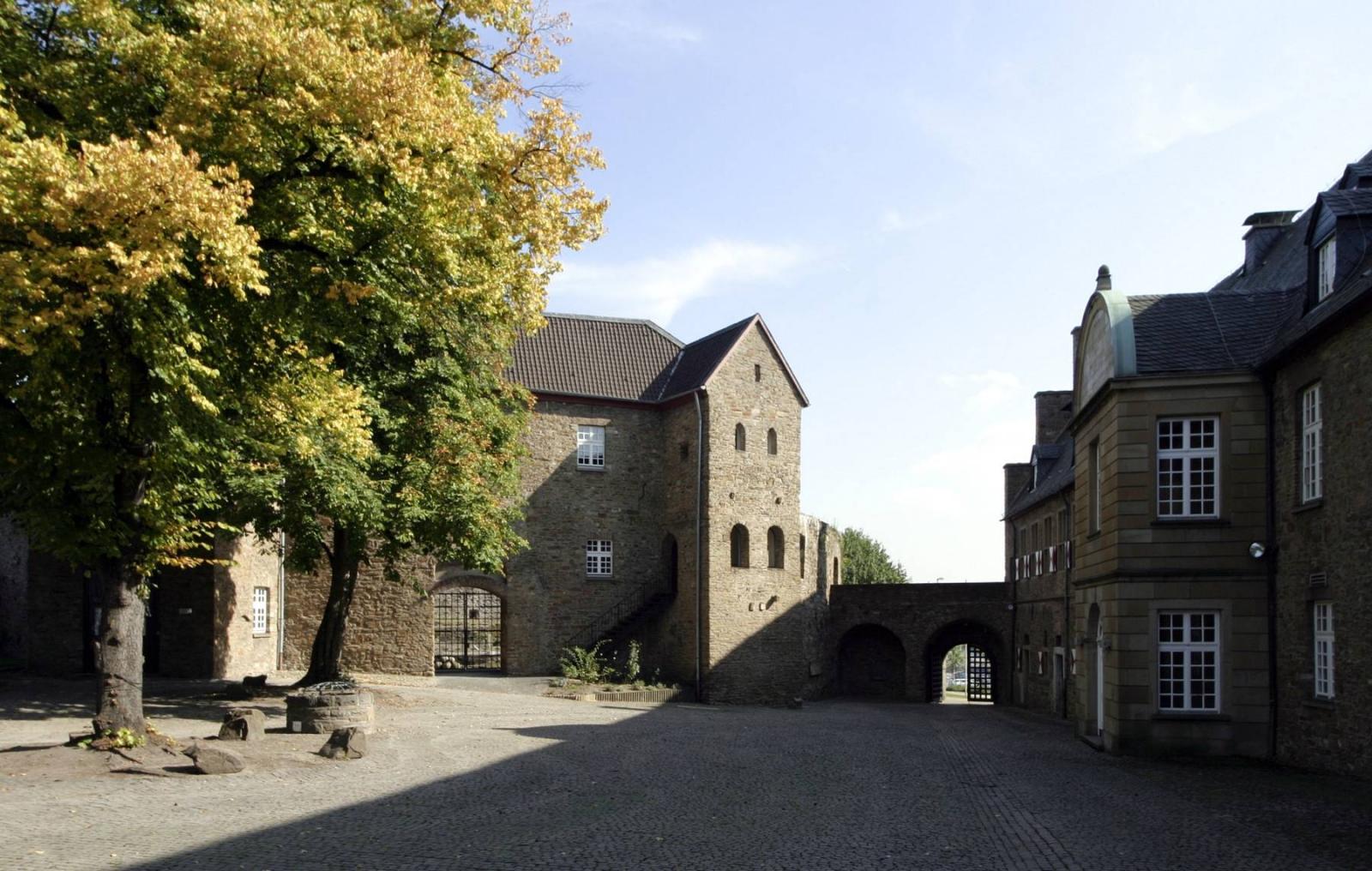 Schloss Broich, Innenhof mit Westbau 