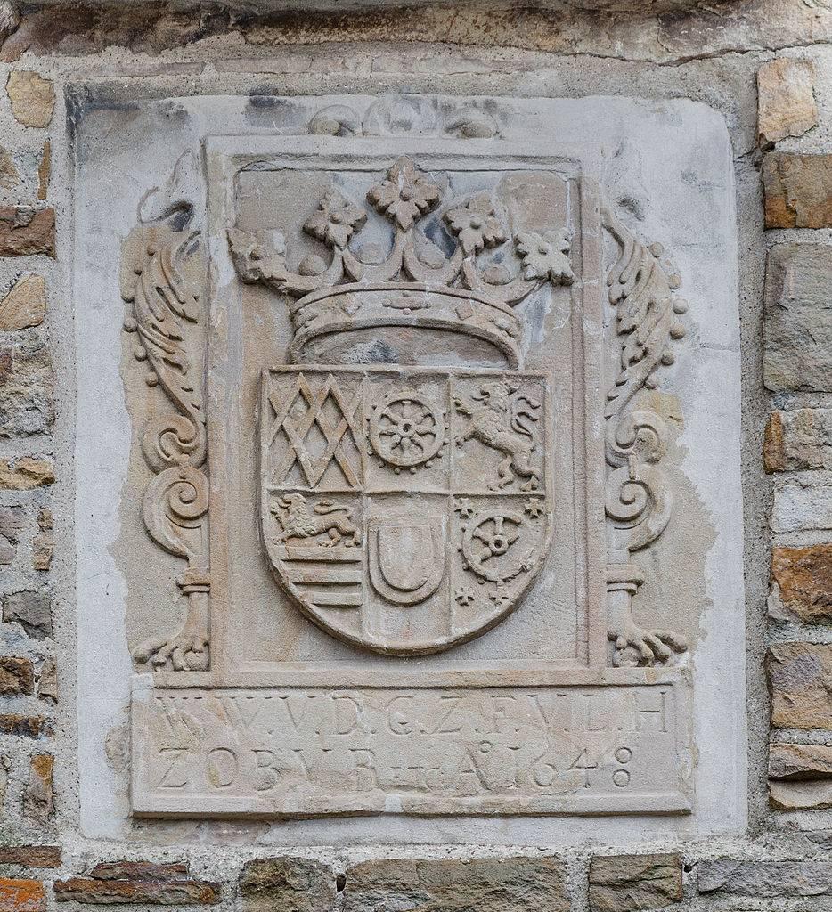 Wappen v. Wilhelm Wirich (Vorläufer des Mülheimer Stadtwappens) über dem Eingang des Hochschloss