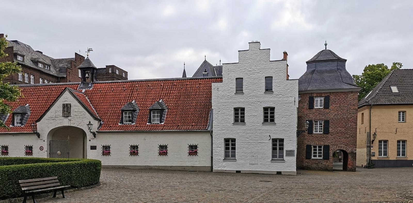 Gebäude am Suitbertus-Stiftsplatz