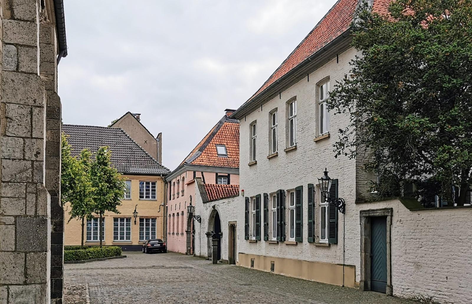 Gebäude am Suitbertus-Stiftsplatz