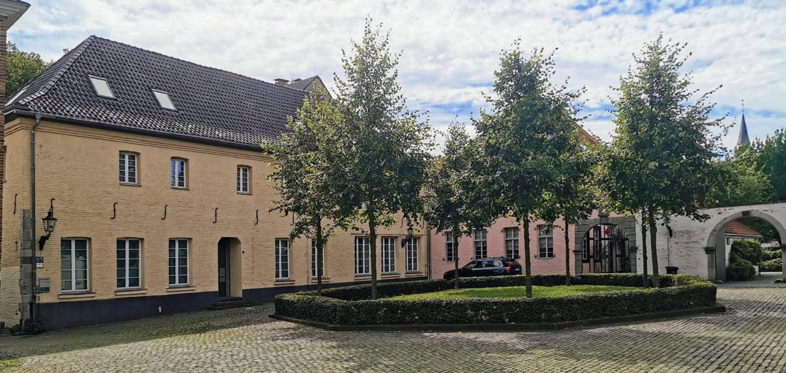 Gebäude am Suitbertus-Stiftsplatz