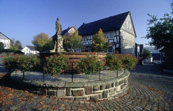 Petrusbrunnen in der Mitte des Marktplatzes von Hallenberg