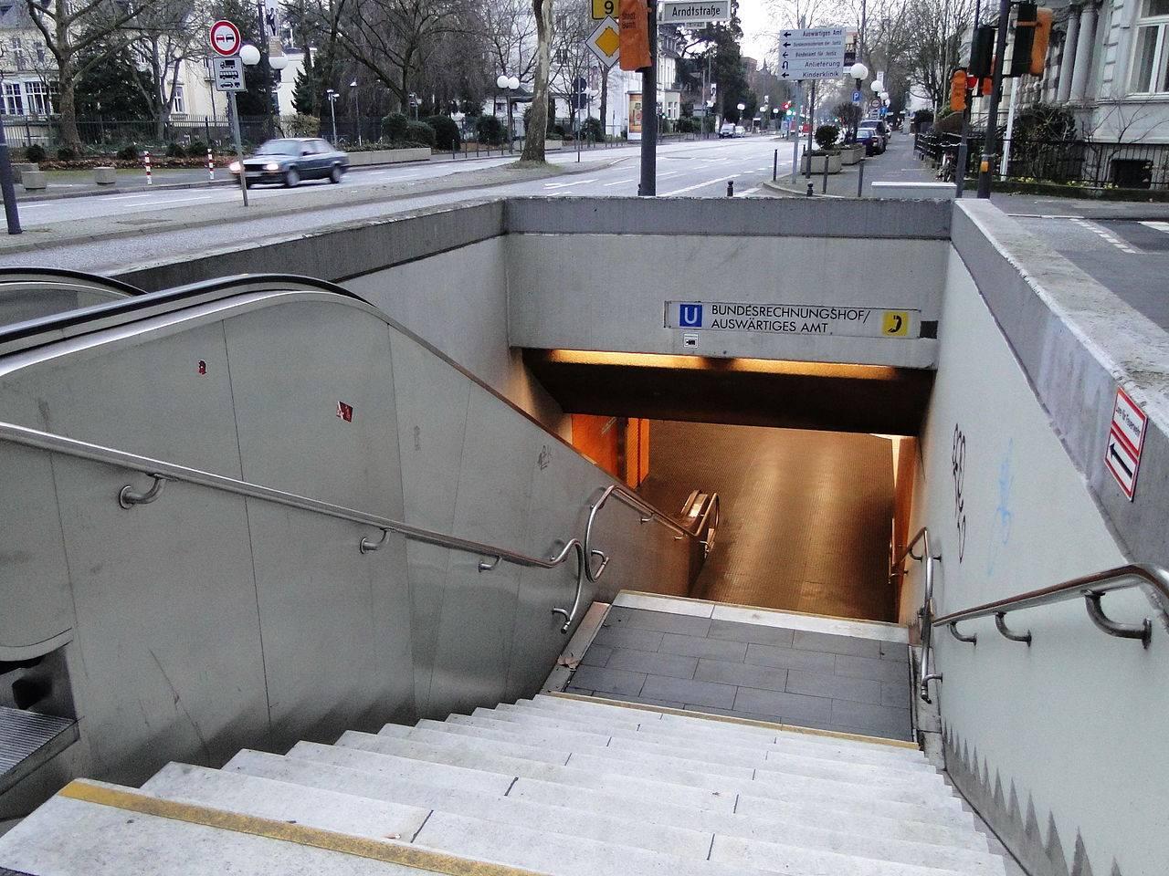 U-Bahn Station Bundesrechnungshof/Auswärtiges Amt, Eingang
