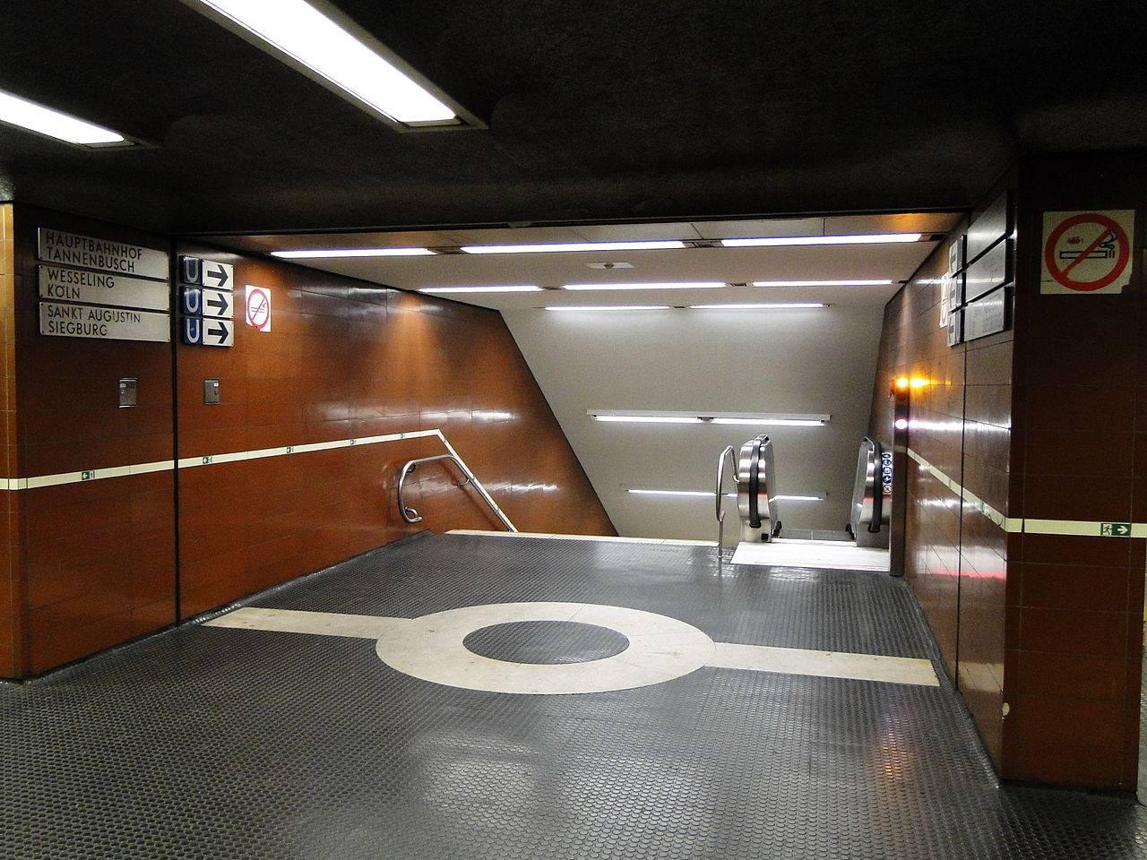 U-Bahn Station Museum König, Zugang
