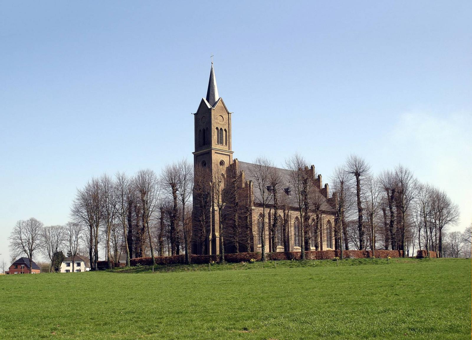 Evangelische Elisabethkirche Louisendorf, Fassade mit Turm