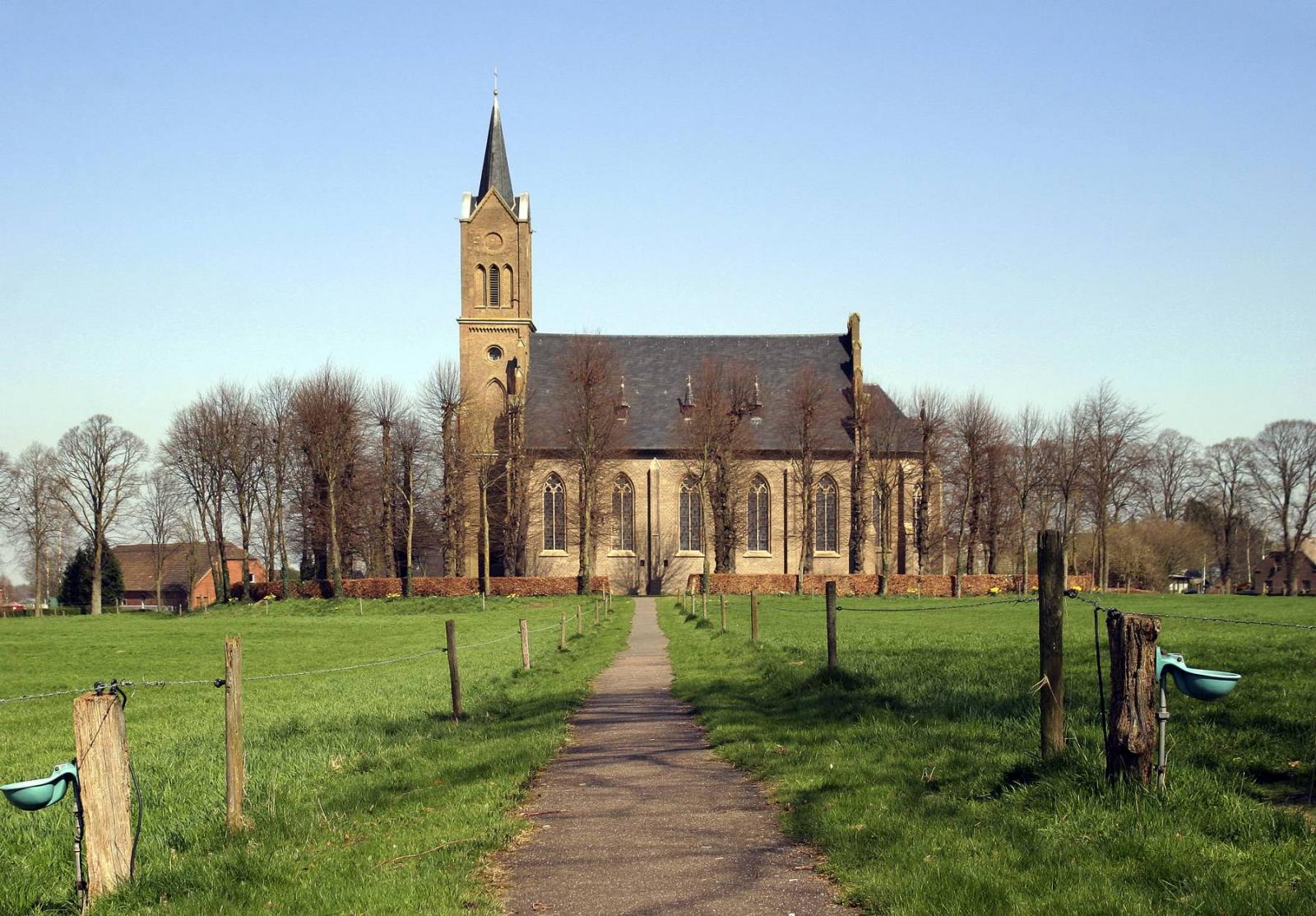 Evangelische Elisabethkirche Louisendorf, Zugangsweg