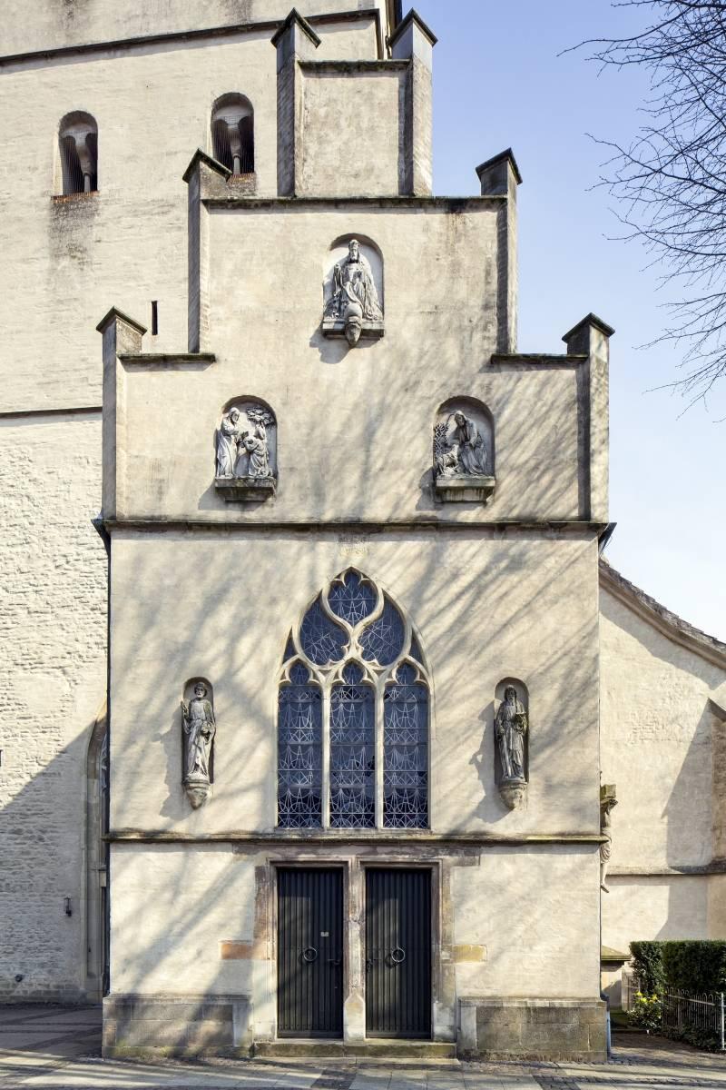 St. Remigius, Giebelfront der Allerheiligenkapelle