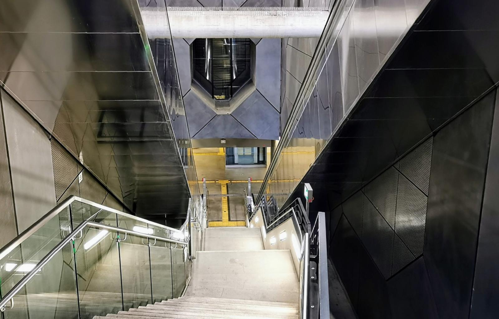 Zugang zum Bahnsteig