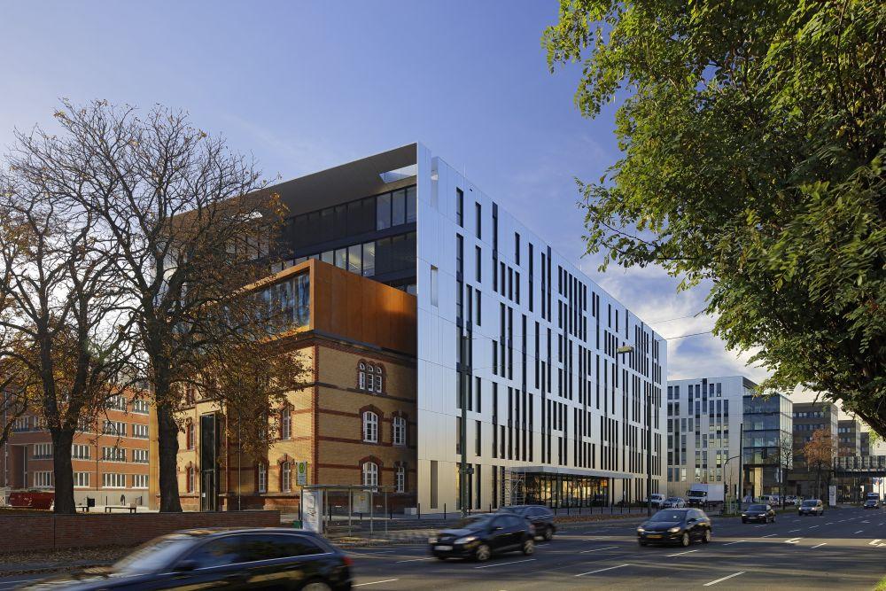 Clara und Robert, geschlitzte Natur-Aluminium-Fassade und Saarhaus
