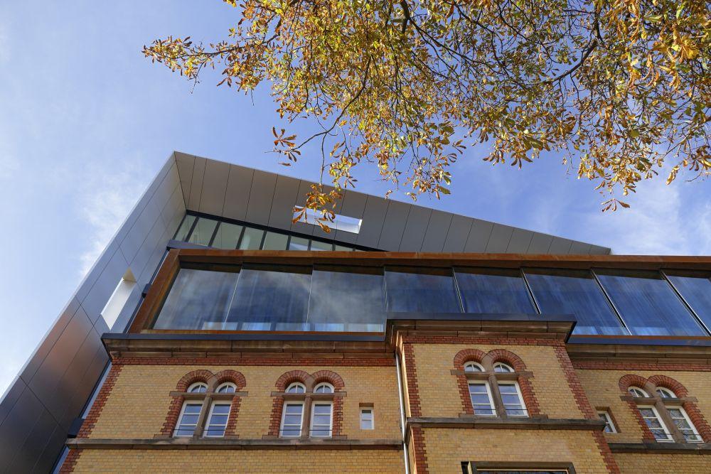 Clara und Robert, Fassade des Saarhauses mit ummantelte Dachaufstockung 