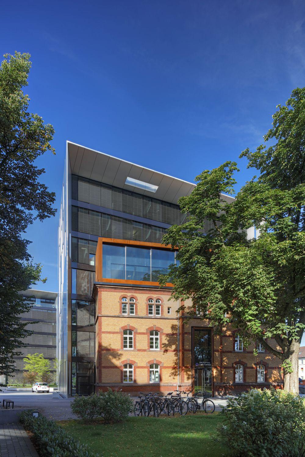 Clara und Robert, Klinkerfassade des Saarhauses