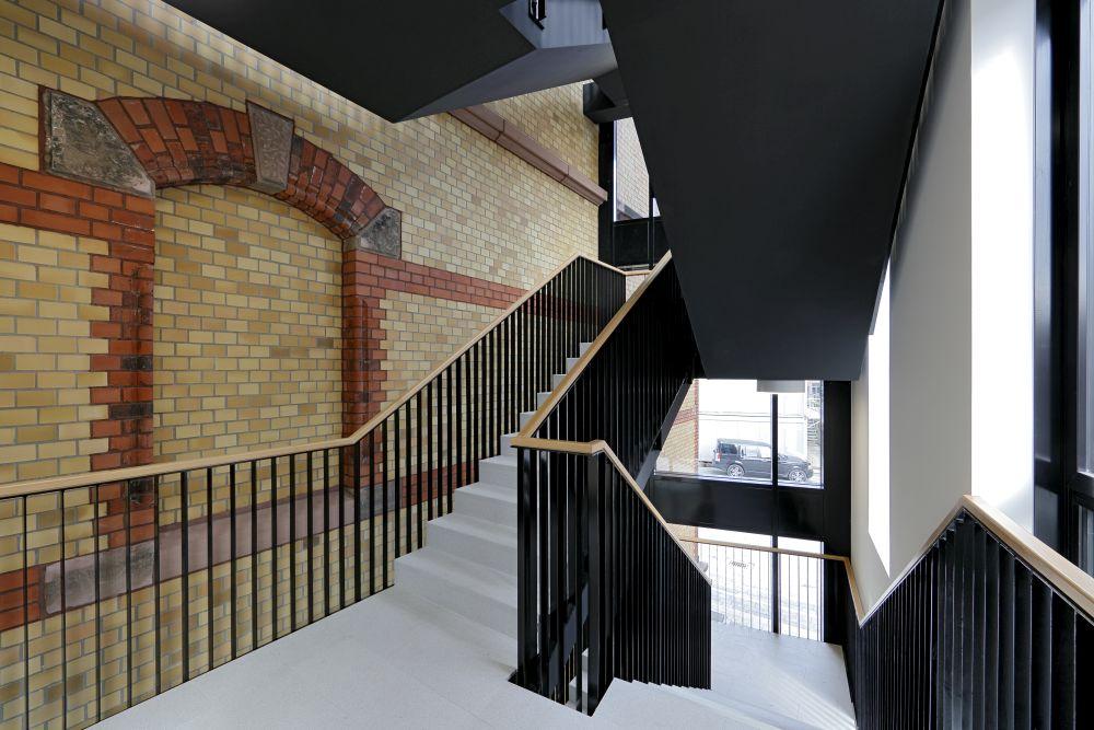 Clara und Robert,Treppenhaus mit Fassade des Saarhauses