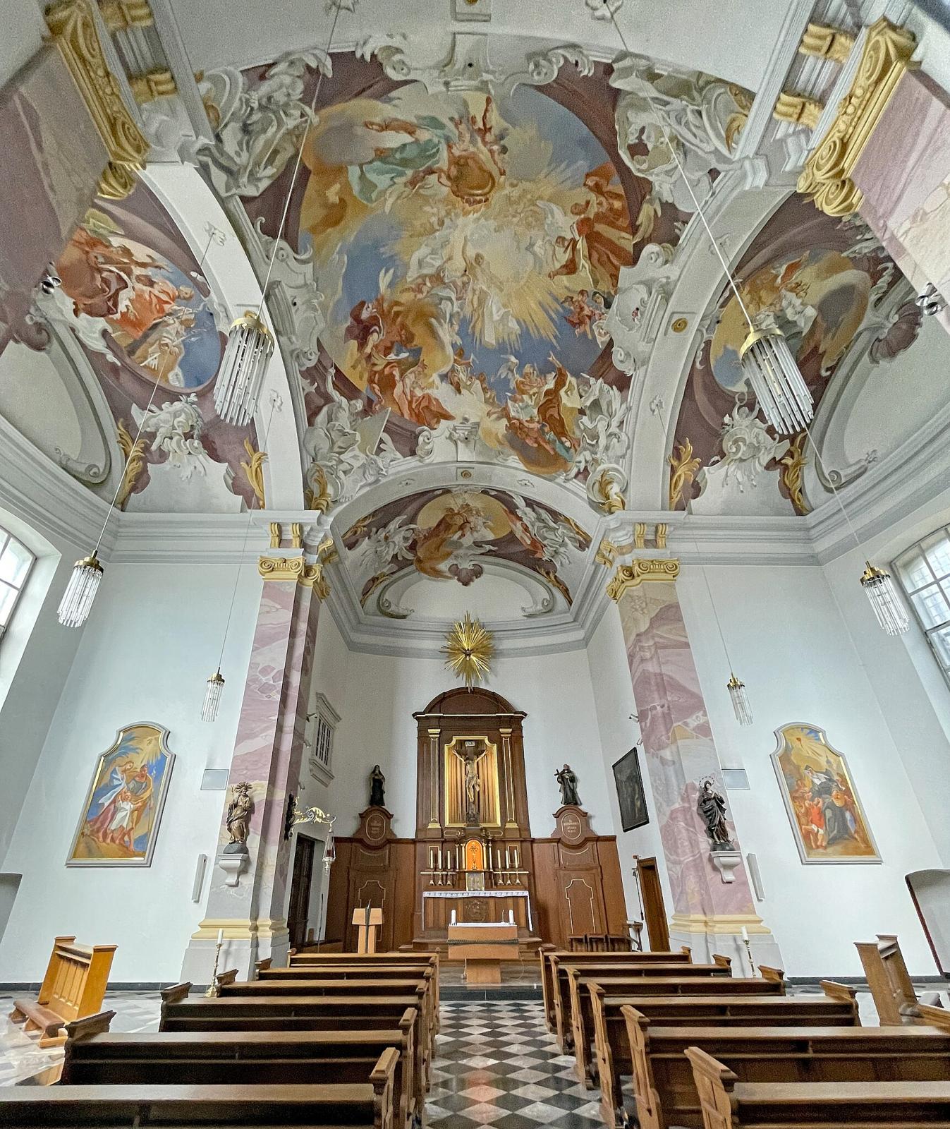 Josephkapelle, Kapelleninnenraum mit Deckengemälde und Altar