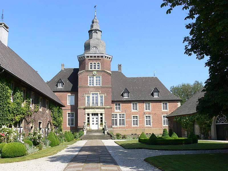 Schloss Sandfort, Herrenhaus links Brauhaus