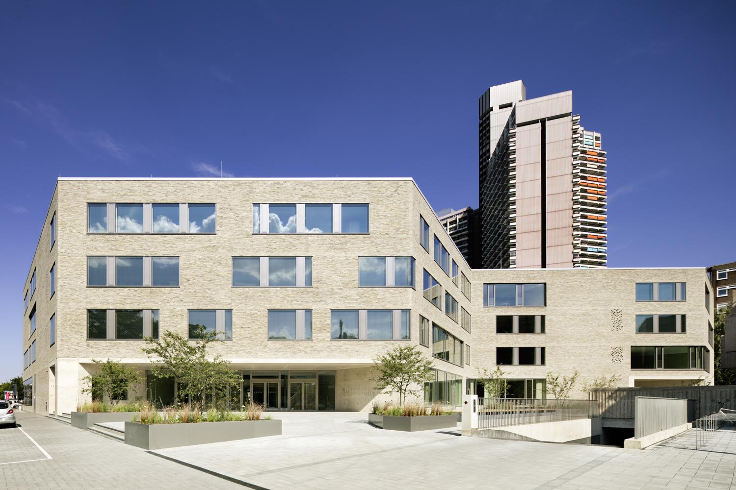 das Erzbischöfliche Berufskolleg Köln mit Uni-Center im Hintergrund