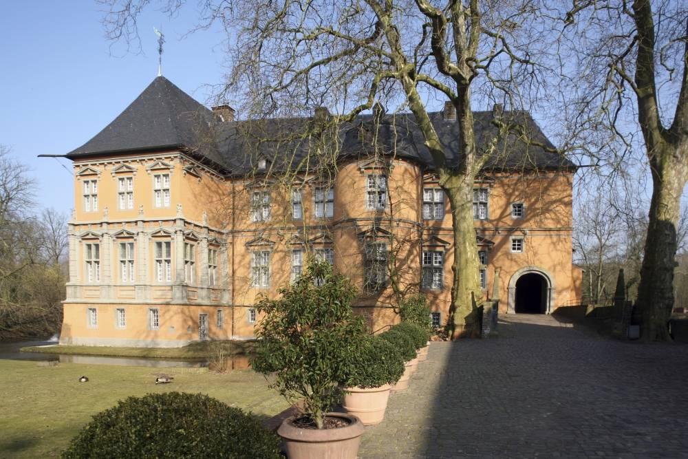 Schloss Rheydt, Herrenhaus Südfassade mit Zufahrtsweg
