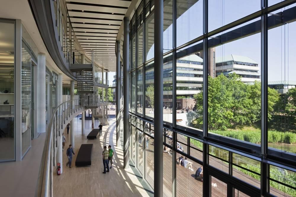 Innenansicht mit Blick durch die Fenster zur Terrasse