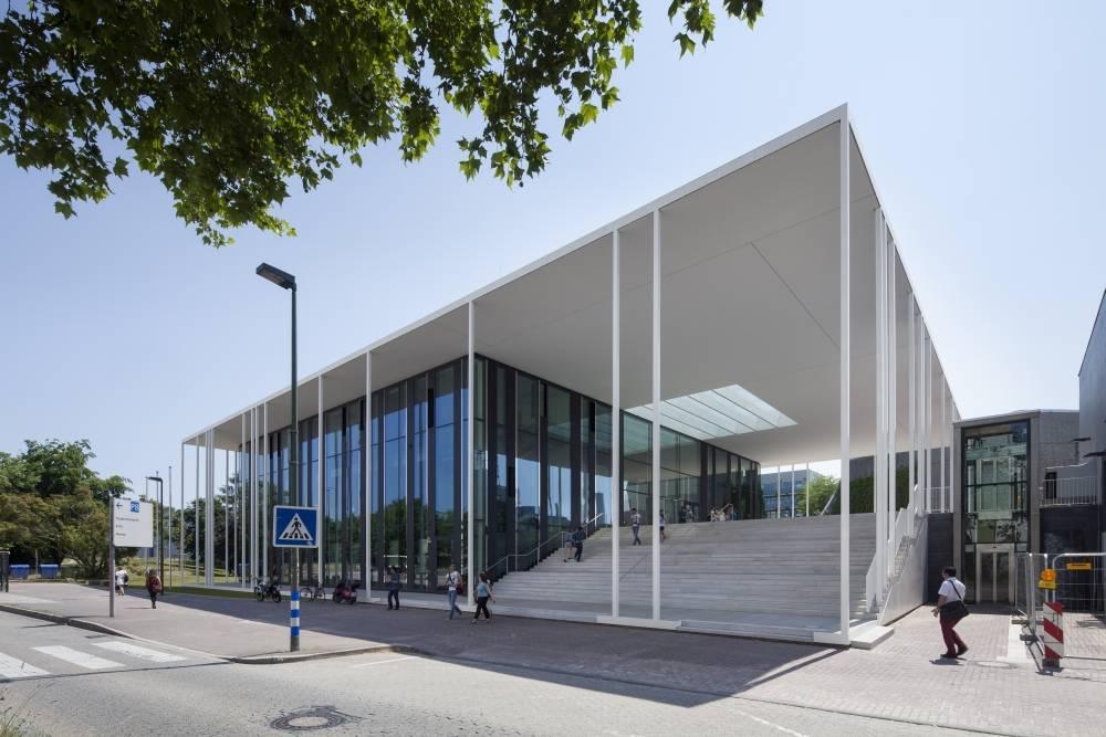 Ansicht des Studierenden Service Centers von der Universitätsstraße