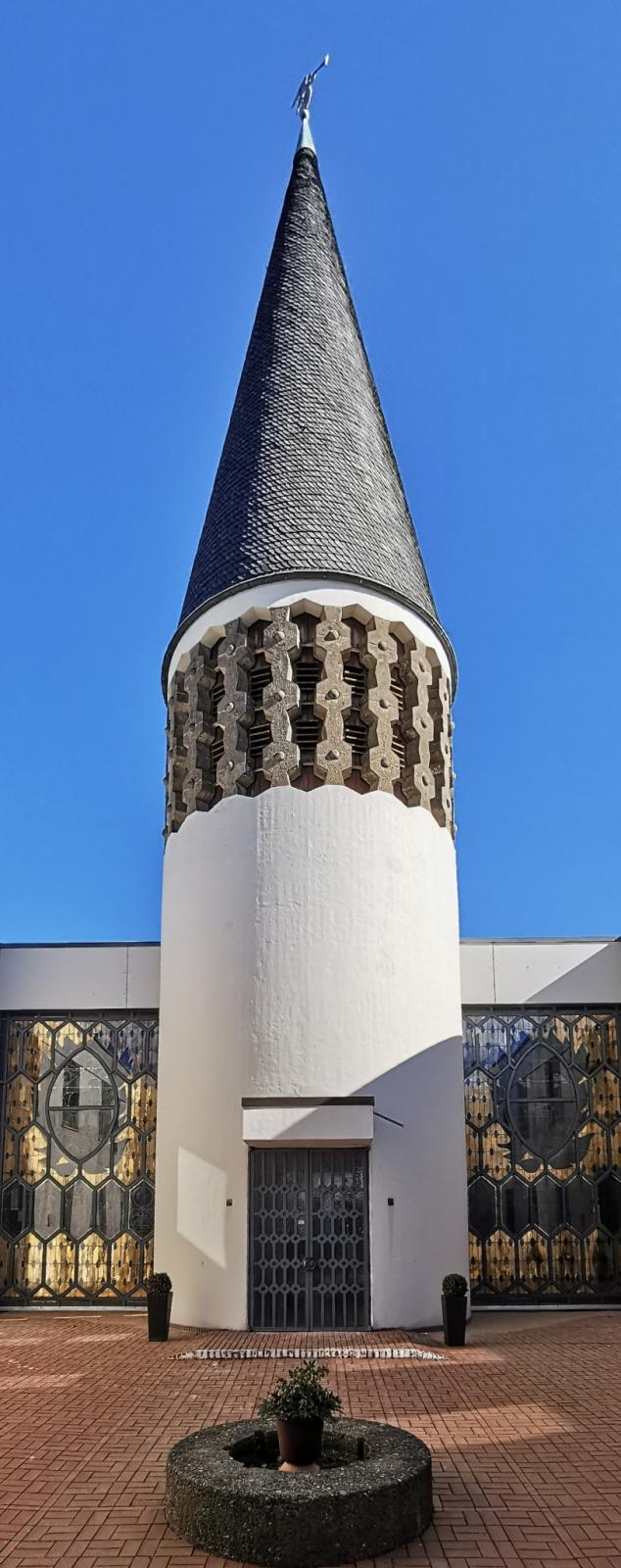 Kirchturm im Innenhof