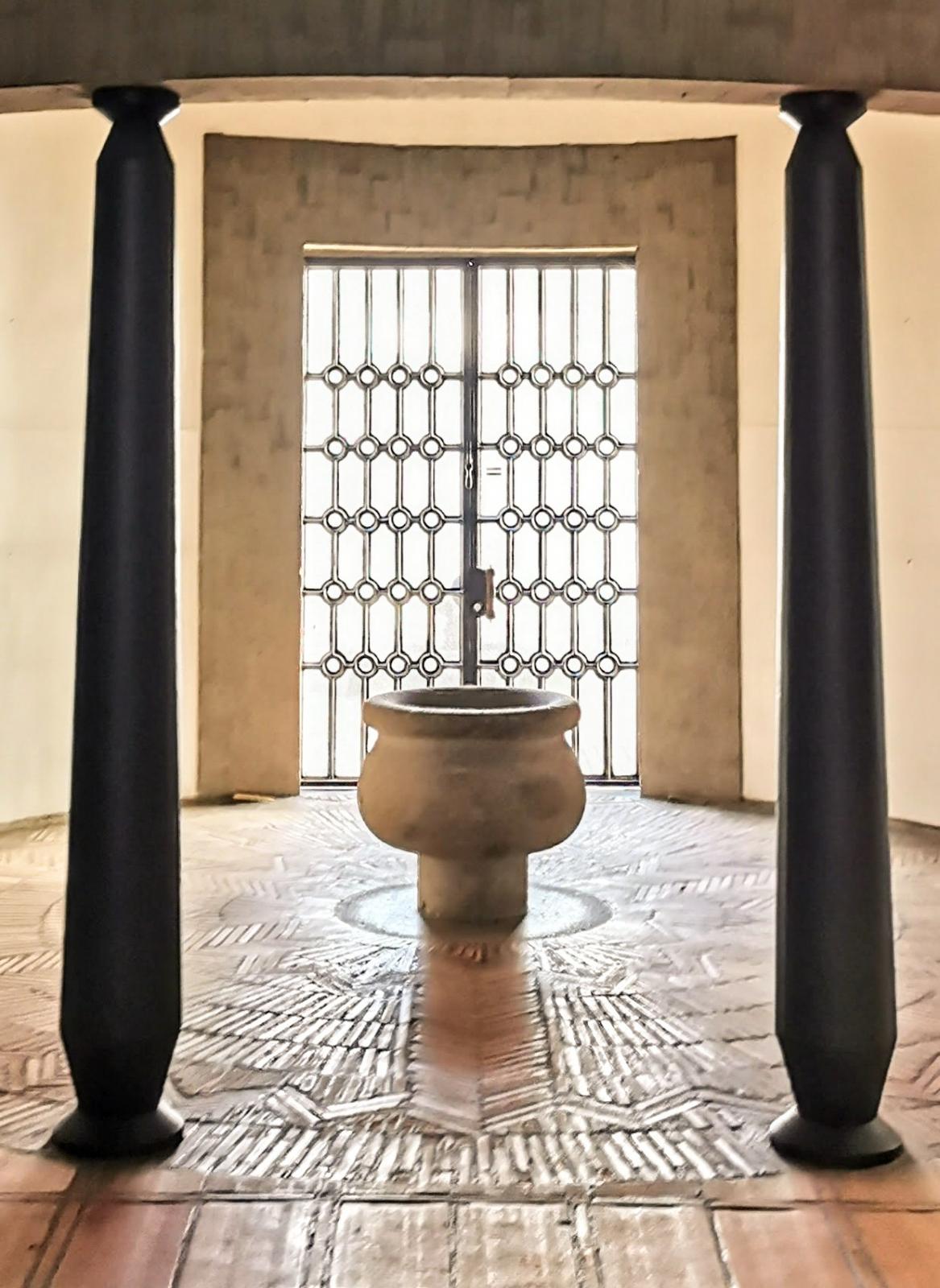 Weihwasserbecken unter dem Turm im Eingangsbereich