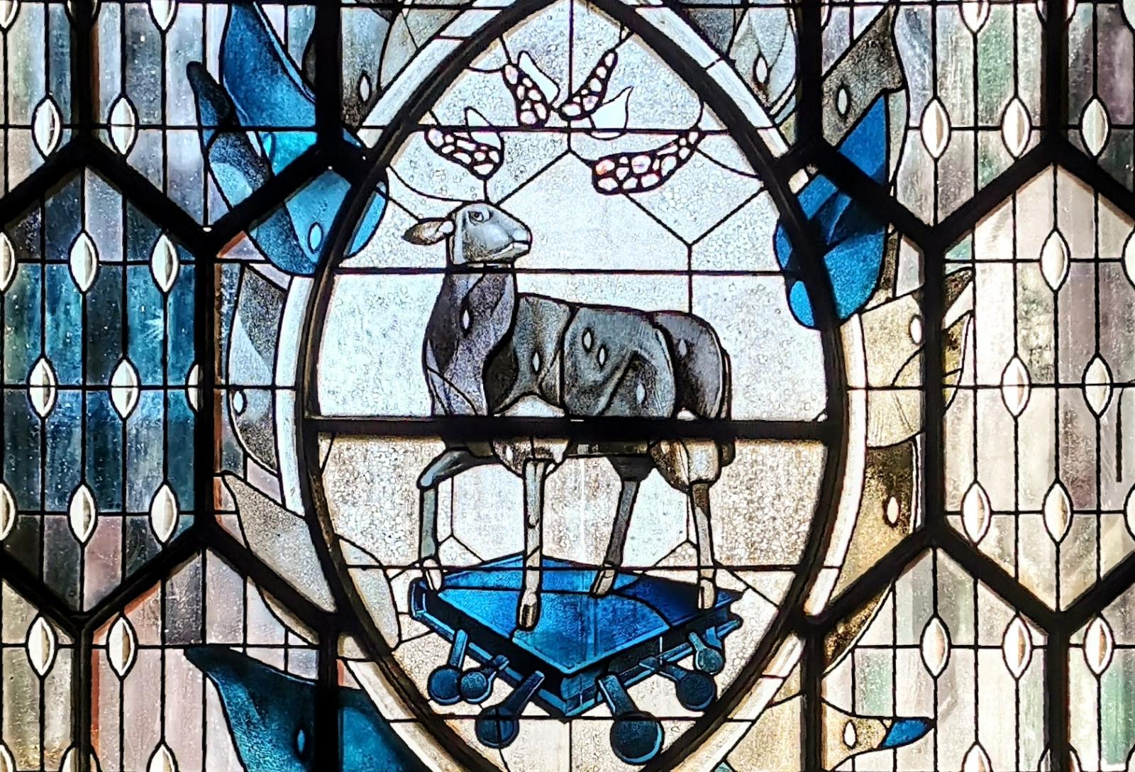 Glasfenster im Eingangsbereich