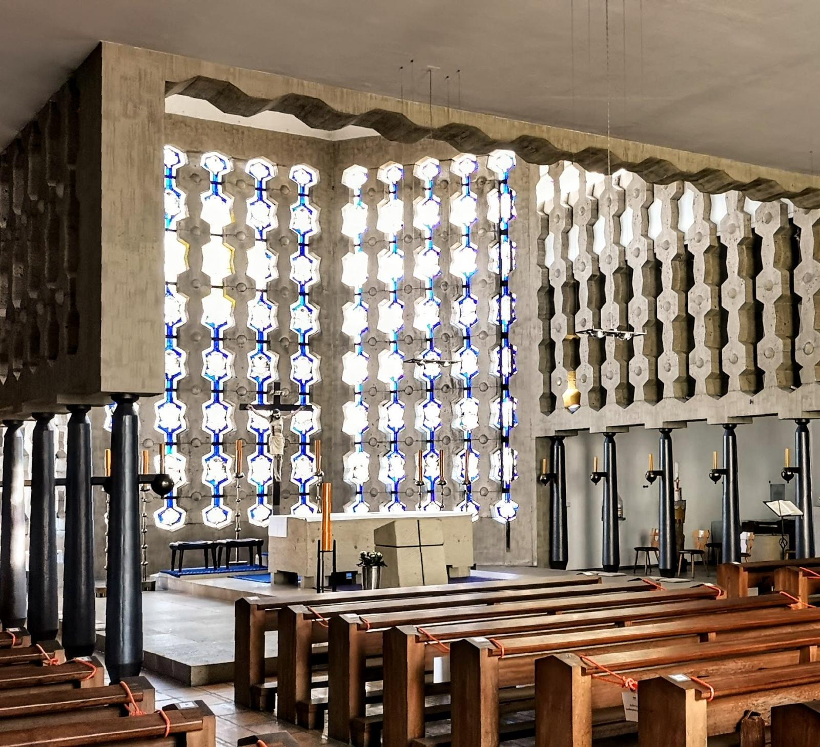 eingestellter Chor mit Altar
