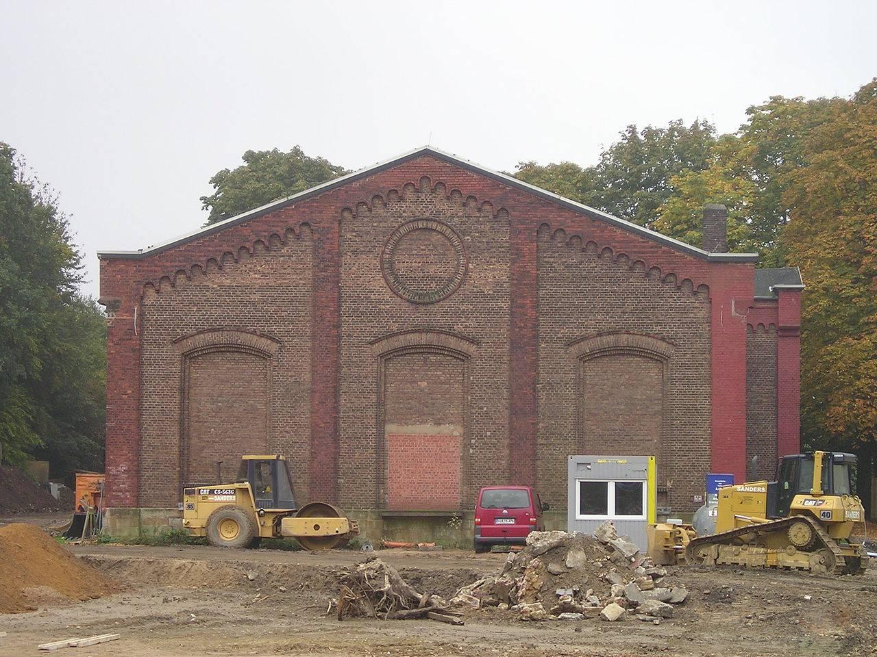 Giebelfassade der alten Pumpstation vor der Revitalisierung
