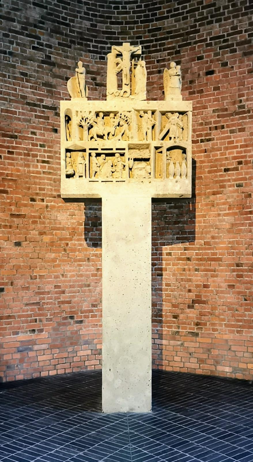 Tuffkreuz im Chorraum