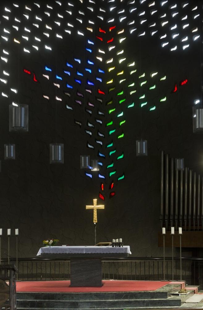 Altar mit Glasfenster im Hintergrund