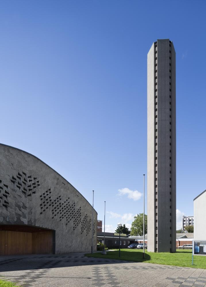 Blick von Osten mit Glockenturm von 1964